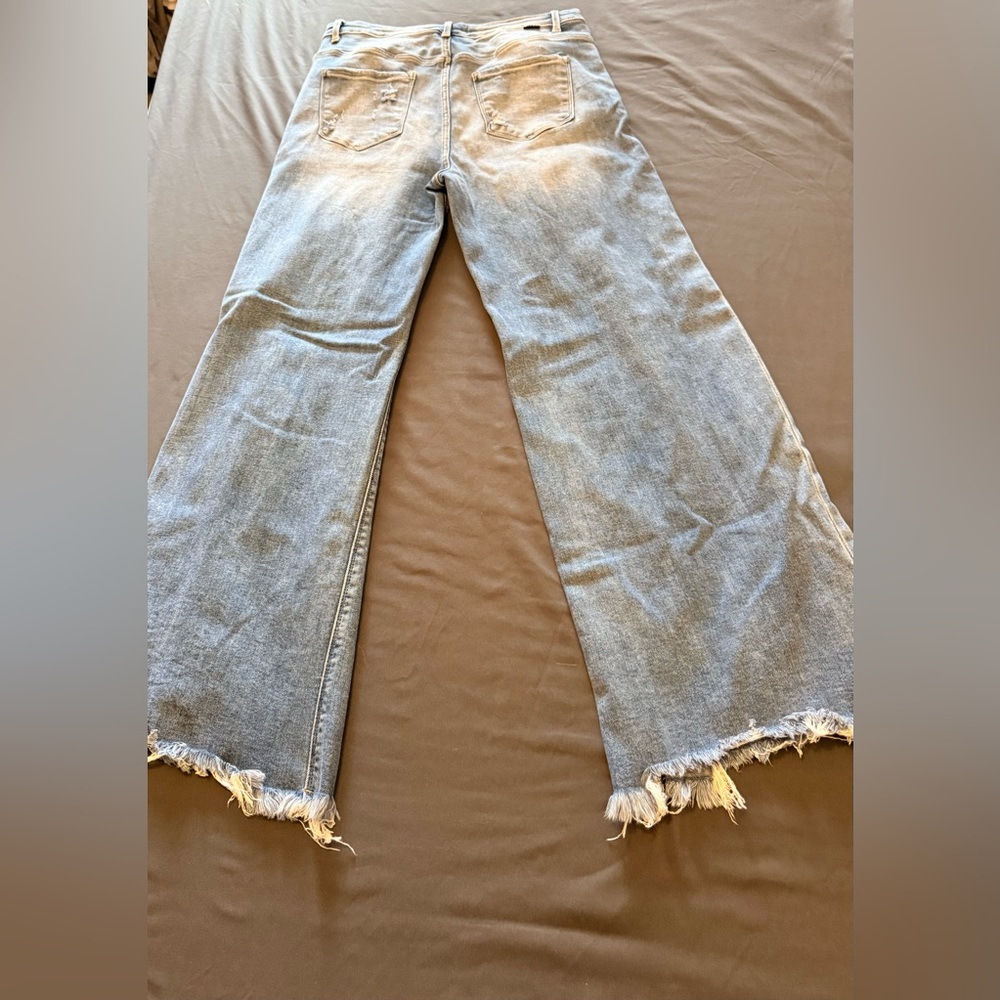 Stylish Distressed Risen Jeans - Picture 3 of 7